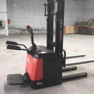 石家庄尊龙凯时人生就是博电动堆高车